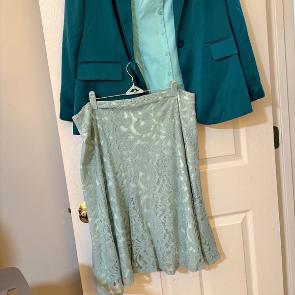 Light Turquoise knee-length lace skirt Size 14 - Picture 2 of 7